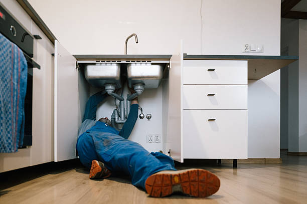 Professional Emergency Plumber technician working in Lakeshore, MS